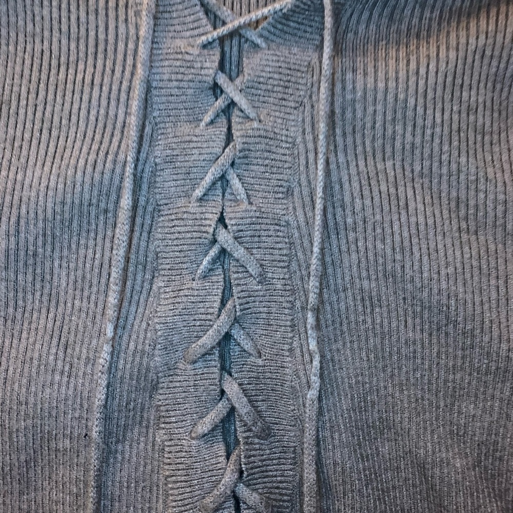 Long sleeve shirt, warm material, cross detail